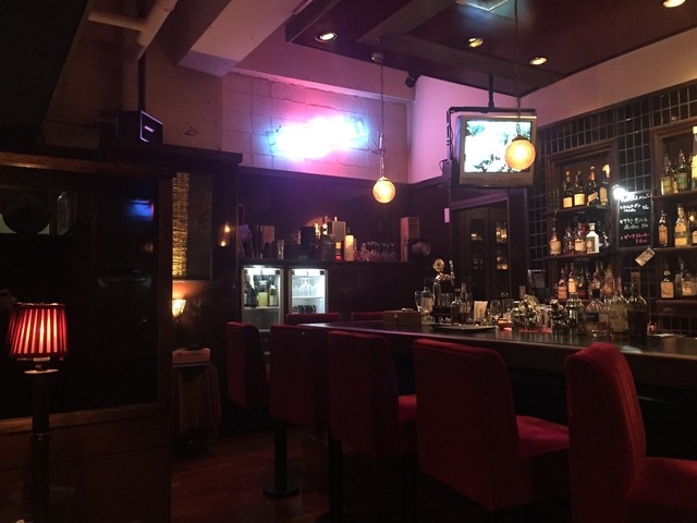 Bar & Living MILK HALLの店内カウンター