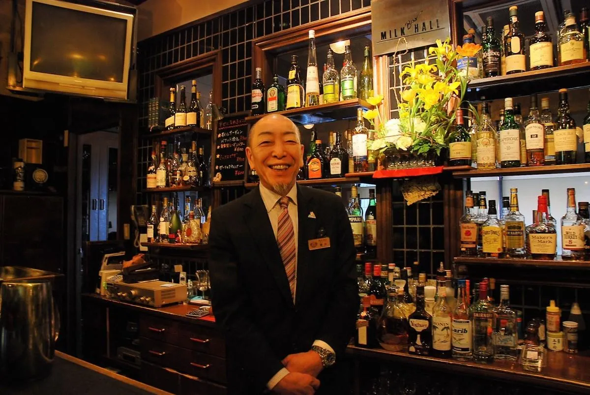 Bar & Living MILK HALLの店内カウンターに立つ店主・樋口基
